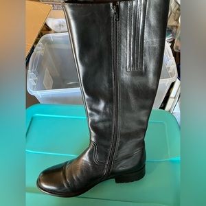 Clark’s Women’s Black Leather Boots size 10 US